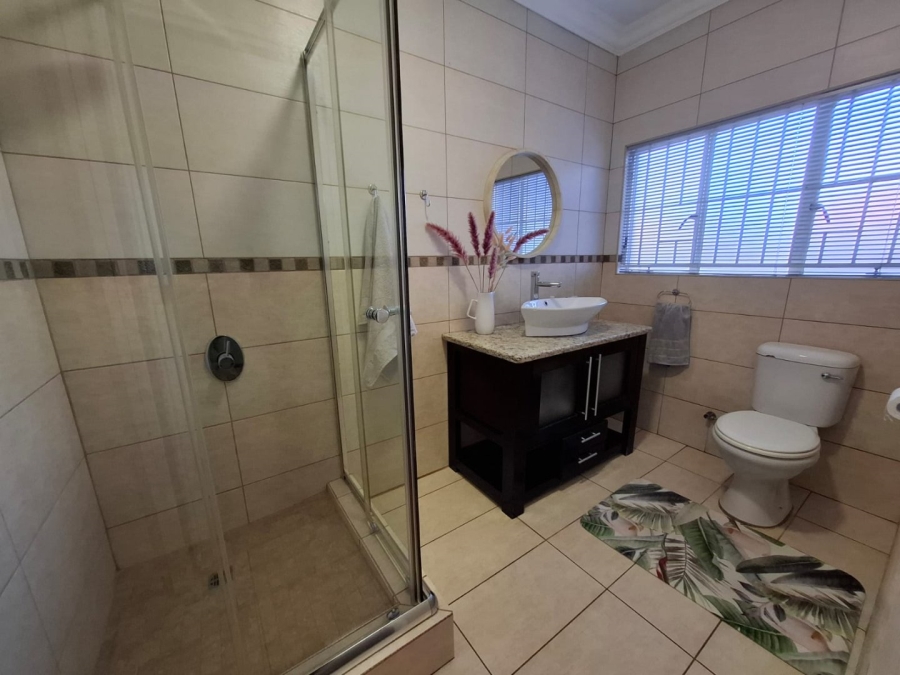 5 Bedroom Property for Sale in Langenhovenpark Free State